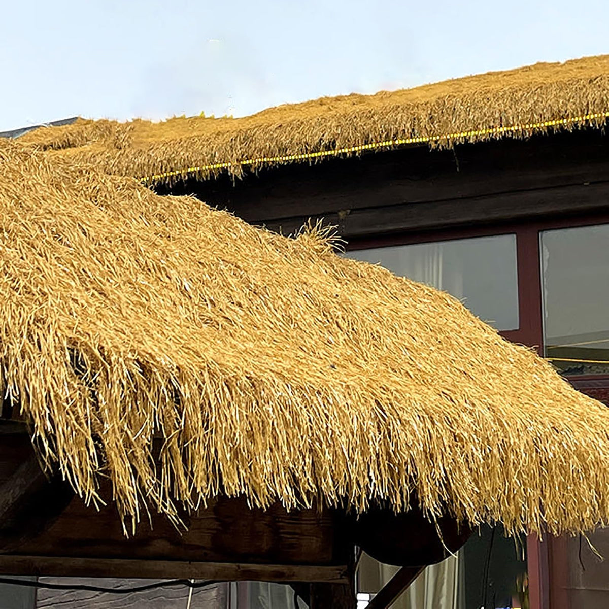 Artificial Thatched Roof, Palapa Thatch Roofing, Pergola Roof Panels, Awnings for Patio, Commercial Art DIY Crafts, Bar Grass Artificial Straw Roll Garden Decor Fence Patio(1x20M)